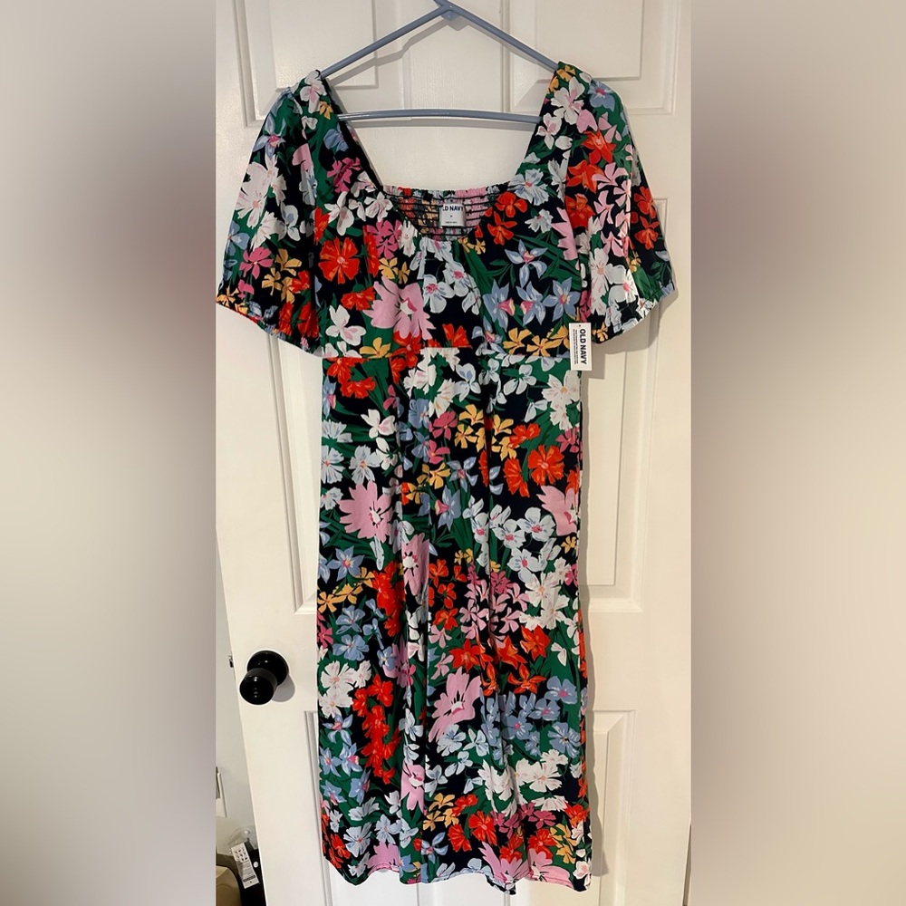 Old Navy Dress. Size M. Never worn. NWT.